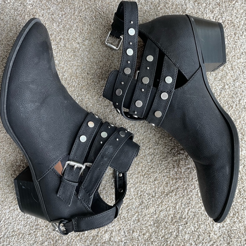 Circus by Sam Edelman Cutout Leather boots w Studs